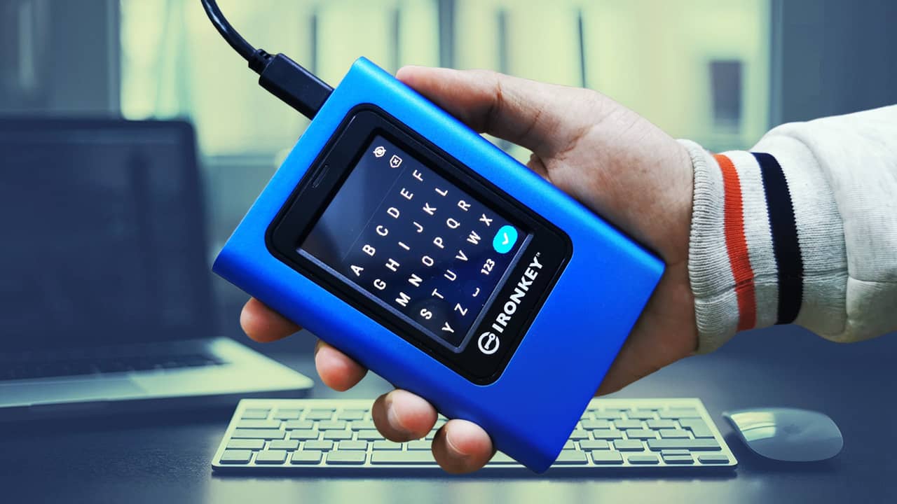 مراجعة وحدة SSD للتخزين الخارجي Kingston IronKey Vault Privacy 80ES لتشفير وتأمين بياناتك