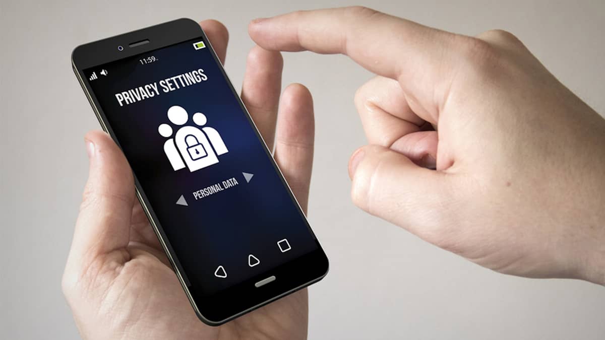 إذا كانت هذه الإعدادات مفعله علي هاتفك : فتأكد ان هناك شخص ما يراقبك ويتبعك