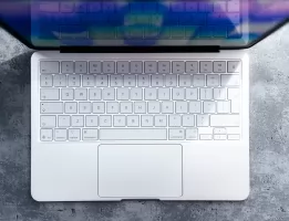 آبل تعتزم تقليص إنتاج MacBook Neo بنسبة 40% بسبب أزمة DRAM