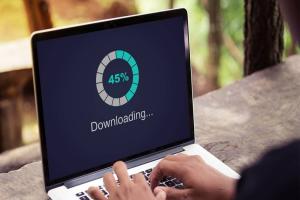 أفضل برامج تحميل الملفات للكمبيوتر لعام 2025 : من الإنترنت بسرعة كبيرة