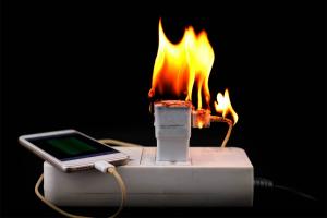 لتجنب حدوث حريق أثناء شحن هاتفك : إليك أسوأ 4 أخطاء يفعلها معظم المستخدمين عليك تجنبها