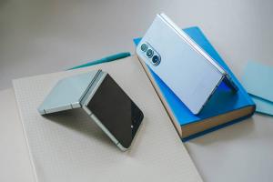 سامسونج تعلن عن هاتف Samsung Galaxy Z Flip 5 بشاشة غطاء أكبر حجماً وتقنية مفصلة جديدة