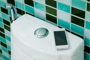لهذه الأسباب لن تصطحب هاتفك معك مره اخري أثناء الدخول الي دورات المياه