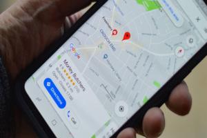 لجعل هاتفك اكثر دقة في تحديد الأماكن : إليك أفضل 4 طرق لتحسين إشارة GPS على الهاتف