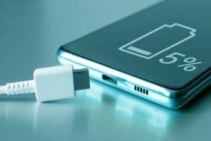 تعمل دون شحن لمدة 50 عاما : الصين تطور بطاريات نووية لاستخدامها في الهواتف الذكية