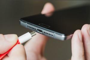 تطبيقات مثبته على ملايين الهواتف تؤدي إلى تدمير البطارية : إليك القائمة الكاملة