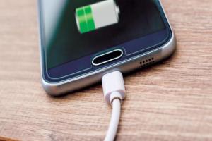 أنت تدمر بطارية هاتفك الذكي بشكل أسرع دون أن تدرك ذلك : إليك ما يجب القيام به