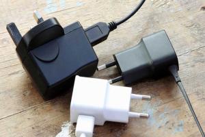 مخاطر كارثية عند شحن الهاتف بشواحن غير أصلية : إليك ما سيحدث جراء ذلك