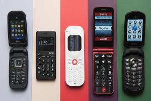 الكشف عن المستور : أسباب استخدام معظم الأمريكيين هواتف غبية بدلاً من الهواتف الذكية