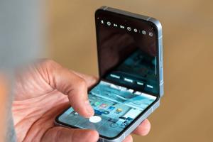 أول هاتف iPhone قابل للطي من Apple قد يظهر في عام 2026