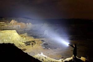 هذا هو أقوى مصباح يدوي في العالم : شمس حقيقية بين يديك لإضاءة الأرض أثناء الليل