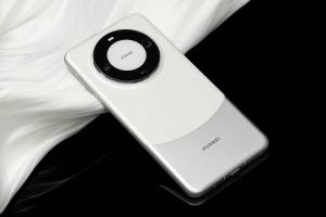 هاتف Huawei Mate 60 يتفوق على iPhone 15 Pro Max في التقاط صور للقمر بفارق مذهل