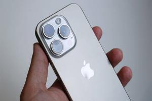 بعد بضعة أيام فقط من الاستخدام : مستخدم يبلغ عن انتفاخ بطارية هاتف iPhone 15 Pro