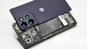 بالفيديو تفكيك هاتف Moto G Power 2026 وحصوله على تقييم إصلاح متوسط بسبب البطارية
