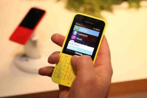 بسعر لايقل عن 7700 دولار : عرض هاتف نوكيا الغبي Nokia 220 نسخة 2014 للبيع في الخارج