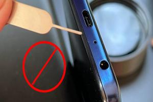 أنت تدمر هاتفك دون أن تدرك ذلك : لماذا لا يجب وضع أي شيء في الفتحة الموجودة أسفل الهاتف