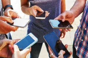  دون إدراك مخاطرها : أكبر 7 أخطاء يرتكبها معظم المستخدمين تؤدي إلى تلف الهاتف