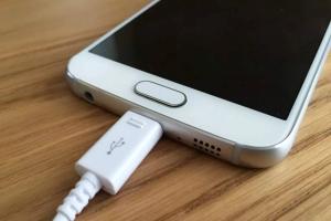 عن طريق الخطأ اختراع بطارية ثورية للهواتف تدوم حتي 400 عام : اليك التفاصيل الكاملة